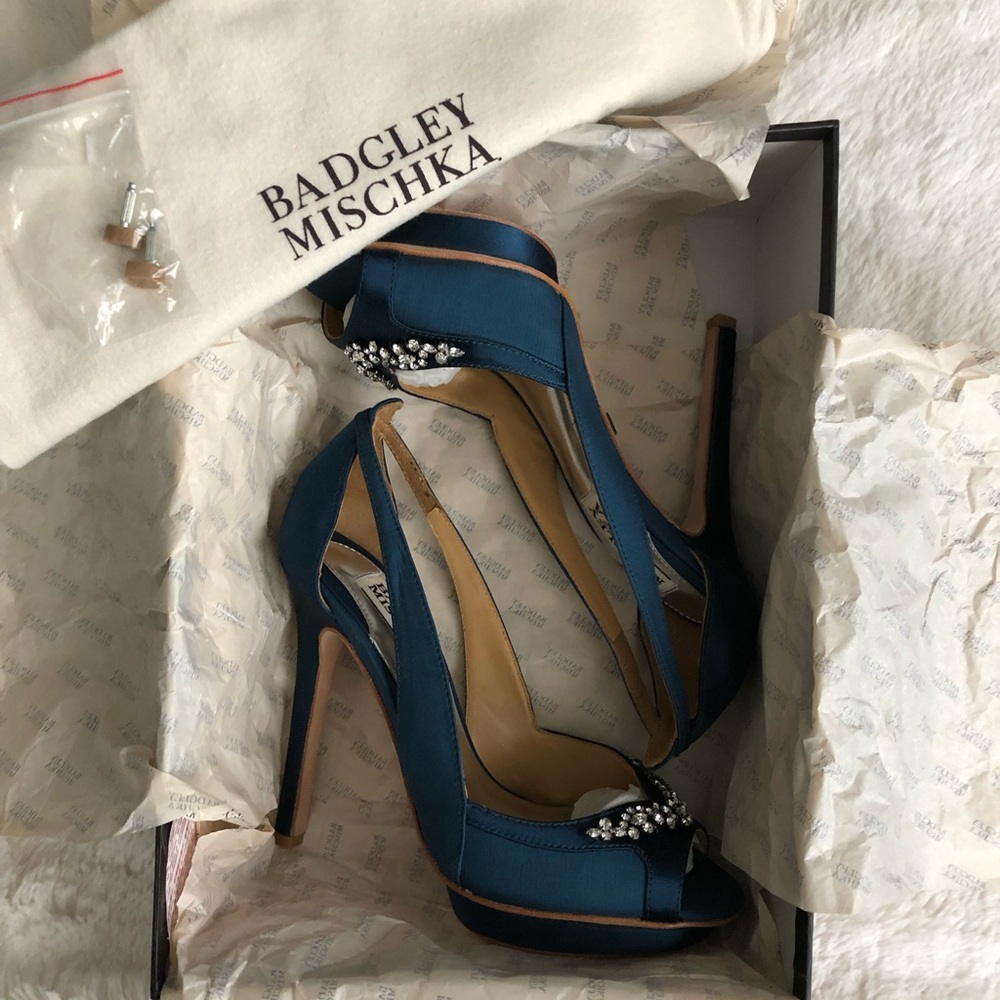 BNIB Badgley Mischka Teal & Crystal Pumps